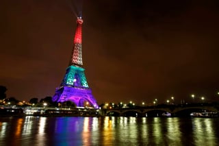 El monumento francés lució los colores del arcoíris en memoria a las víctimas del tiroteo en Orlando. (EFE)