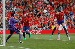 Gerard Piqué, con un gran gol de cabeza, rescató a España en Tolosa y le dio tres puntos que hicieron justicia al juego de La Roja.