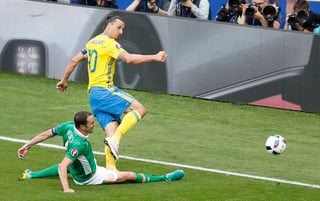 Zlatan Ibrahimovic fue clave en el empate de Suecia. 
