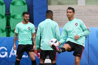 Cristiano Ronaldo durante la última práctica de su selección. (EFE)