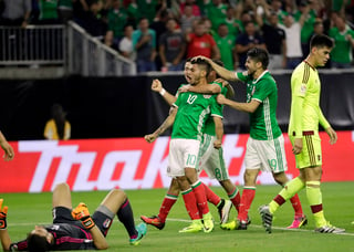 El gol lo hubiera firmado el propio Leo Messi. Lo marcó Jesús Manuel Corona. En tan sólo dos minutos, el mexicano firmó dos jugadas de ensueño y le dio el liderato del Grupo C a su selección. (Fotografía de AP)   