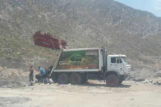 Camión. Un camión recolector  de Gómez Palacio fue sorprendido bajando bolsas negras en un terreno que se ubica en Lerdo. (ARCHIVO)