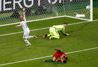 Birkir Bjarnason anotó a los 50 minutos el sorpresivo gol del empate ante Portugal. (EFE)