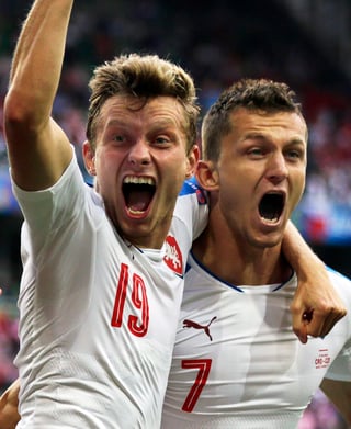 El gol en el tiempo de descuento de Necid otorgó el primer punto a la selección checa en el torneo e impidió que el combinado croata obtuviera la clasificación matemática. (EFE)
