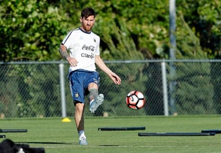 Tras participar en los últimos dos juegos entrando de cambio, el astro Lionel Messi está listo para regresar al once inicial de Argentina. (EFE)