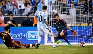 Lionel Messi anotó el tercer gol para la selección argentina ayer, en el partido contra Venezuela. (AP)