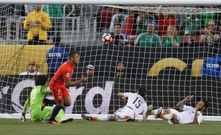 La primer derrota de México bajo el mando del colombiano Juan Carlos Osorio llegó y lo hizo de manera estrepitosa, al ser goleado y humillado 0-7 por Chile, para así ser eliminado en cuartos de final de la Copa América Centenario 2016. (EFE)