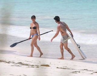 Jennifer Aniston fue captada con una sospechosa pancita durante sus vacaciones en las Bahamas. (Grosby Group)