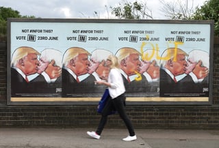 Humor británico. Unos carteles muestran a Trump besando al británico Boris Johnson.