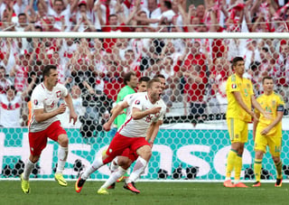 Jugadores polacos celebran la única anotación ante Ucrania, que se fue sin victorias ni goles a favor.