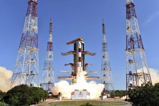 El lanzamiento de 20 satélites en un solo cohete supone una cifra récord para la India. (EFE)