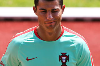  Ronaldo superó a Luis Figo como el portugués con más partidos internacionales, 127.