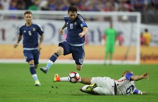 Messi (centro) no ha logrado ganar un trofeo con la selección mayor argentina. (EFE)   