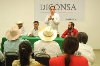 De visita.. El director general de Diconsa, Juan Manuel Valle, estuvo ayer en Torreón, donde dialogó con productores. 