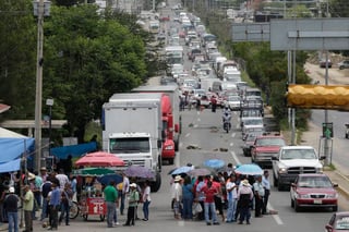 Sin freno. A manera de protesta por los hechos violentos en Oaxaca, docentes realizan cierres carreteros intermitentes.