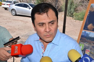 El gerente del Simas Torreón dijo que están trabajando para atender el problema de la falta de presión en las redes. (FERNANDO COMPEÁN)