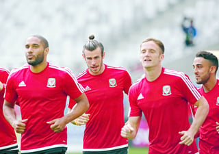 Los jugadores de la selección galesa, Ashley Williams (i-d), Gareth Bale, Andy King, y Neil Taylor, durante un entrenamiento en Bordeaux. (EFE)