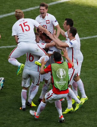 Polonia es el primer equipo en cuartos de final tras ganar en los penaltis.  (AP) 