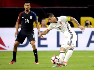 Durante los primeros 45 minutos, Colombia lució bien plantada y su banda derecha fue la que más le produjo inconvenientes al equipo anfitrión, que buscó detener con faltas cualquier intentona de James. (AP)
