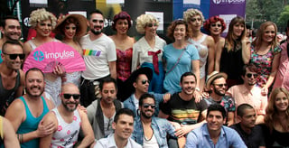 Con causa. Diversos actores alzaron sus voces ayer sábado para difundir el mensaje de prevención del VIH, en el marco de la Marcha LGBTTTI.