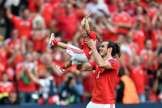 Gareth Bale lideró el festejo de los Dragones galeses, al bailar, cargar y corretear en el campo con Alba Violet, su hijita de tres años. El sueño de Gales se mantiene vivo