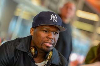 Al cantante le habían advertido no decir “motherfucker”, pero en el concierto, según “TMZ”, el DJ no tenía una versión limpia del set y 50 Cent no alejó el micrófono de su cara cuando “soltó” la grosería.  (ARCHIVO)
