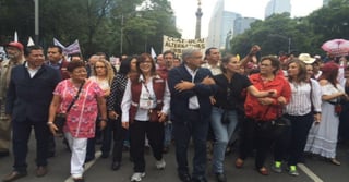 La protesta la encabezan Andrés Manuel López Obrador, Martí Batres, así como diputados y jefes delegacionales de Morena. (EL UNIVERSAL) 