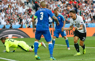 Mario Gómez puso el 2-0 para la selección alemana antes de que terminara el primer tiempo. (AP)