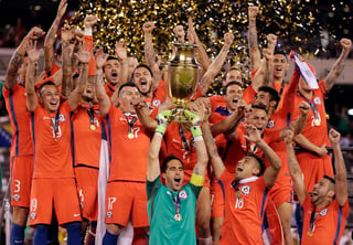 La selección de Chile logró el segundo título de su historia en la edición del centenario de la Copa América de futbol, tras derrotar por segundo año consecutivo en penales a su similar de Argentina. (AP)