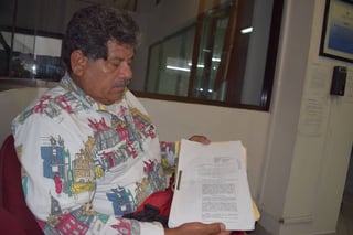 Documentos. Alberto mostró los documentos que le entregaron, pero dice que no está de acuerdo con la resolución del Tribunal. (MARY VÁZQUEZ)