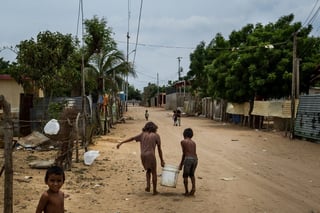 'Los niños más pobres tienen el doble de probabilidades que los más ricos de morir antes de cumplir cinco años y de sufrir desnutrición crónica', señaló Unicef en la publicación. (ARCHIVO)
