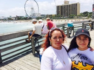 Migración. Aly Flores en compañía de su hija en Estados Unidos. (EL SIGLO DE TORREÓN)