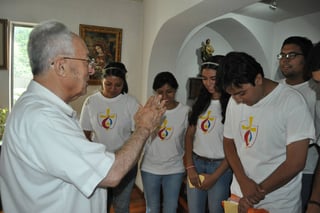 Despedida. El obispo de Torreón José Guadalupe Galván da la bendición a los jóvenes viajeros. (EL SIGLO DE TORREÓN)