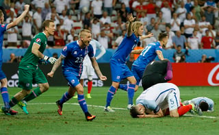 La selección de Inglaterra pecó de exceso de confianza y su similar de Islandia la sorprendió para vencerla 2-1 y dejarla fuera de la Eurocopa Francia 2016 en su partido de octavos de final. 
