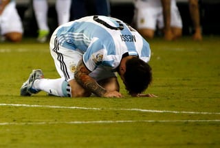 Tras la dolorosa derrota del domingo, Lionel Messi mencionó que 'se terminó la selección para mí'. (EFE)