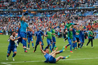 Los italianos estallaron de alegría luego de eliminar a la poderosa selección española, última campeona de la Euro.