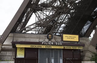 Se trata de la segunda vez en dos semanas que la Torre Eiffel cierra debido al movimiento de huelga contra el proyecto de ley de reforma laboral del gobierno socialista galo. (ARCHIVO)