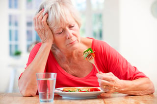 Es indispensable proveer al adulto mayor de una alimentación sana, que le evite caer en complicaciones como la desnutrición. (ARCHIVO)