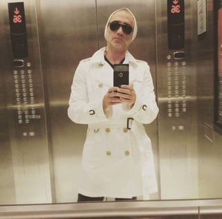 Alejandro Fernández recibió críticas en redes sociales por un atuendo que lució en una 'selfie'. (INSTAGRAM) 