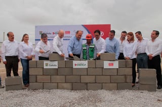 Listos. Ayer fue colocada de manera oficial la primera piedra de la planta Hyosung en Torreón.