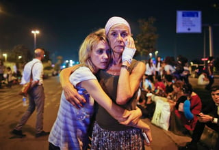 Impacto. Dos viajeras se abrazan mientras esperan ser trasladadas en las afueras del aeropuerto internacional de Estambul, Turquía, luego de que tres terroristas suicidas perpetraran un ataque en el que murieron al menos 36 personas y 147 resultaron heridas. (AP) 