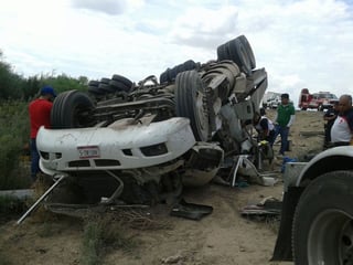 El accidente se registró esta mañana en el libramiento norte frente al ejido Corona de Matamoros. (EL SIGLO DE TORREÓN) 