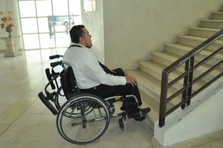 Opciones. Para subir por las escaleras, el abogado debe ser cargado con todo y silla, por al menos dos personas. (GUADALUPE MIRANDA)