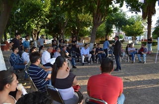 Se reúnen. Comerciantes, profesionistas y activistas dialogaron sobre el proyecto de remodelación de la Alameda Zaragoza. (ROBERTO ITURRIAGA)