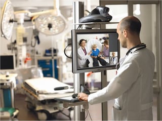 Sector Salud. Médicos y pacientes usan la tecnología para acercarse y además para facilitar las consultas, lo que agiliza el sector y le da mayor movilidad. 