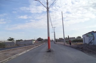 Se les 'olvidó' retirar de la mitad de la carretera un poste de concreto que sostiene líneas de alto voltaje de la Comisión Federal de Electricidad (CFE). (EL SIGLO DE TORREÓN)