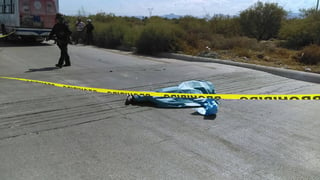 Fatal. El cuerpo sin vida del motociclista quedó tendido en el pavimento del bulevar México. (EL SIGLO DE TORREÓN)
