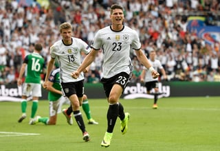 La poderosa Alemania intentará hoy derrotar a Italia para acceder a las semifinales de la Euro 2016. (AP)