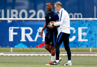 Patrice Evra es atendido por el cuerpo médico de la selección francesa durante una práctica en Clairefontaine.