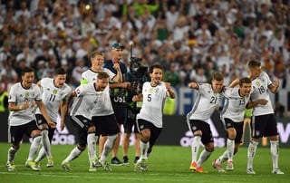 Los alemanes vencieron por primera vez a los italianos en un partido oficial. (AP)